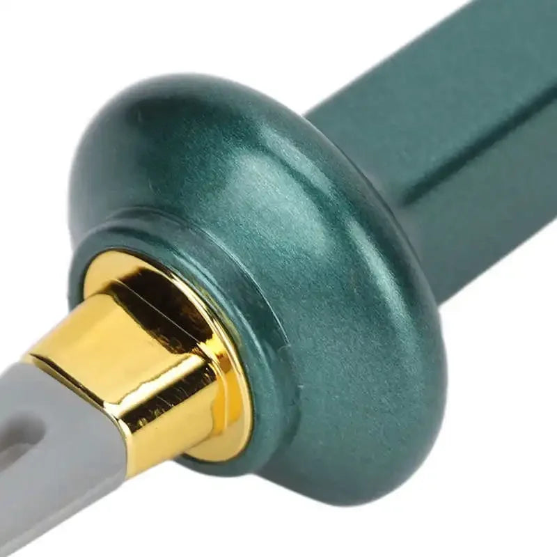 Silicone eyeliner tool for smooth eye lining